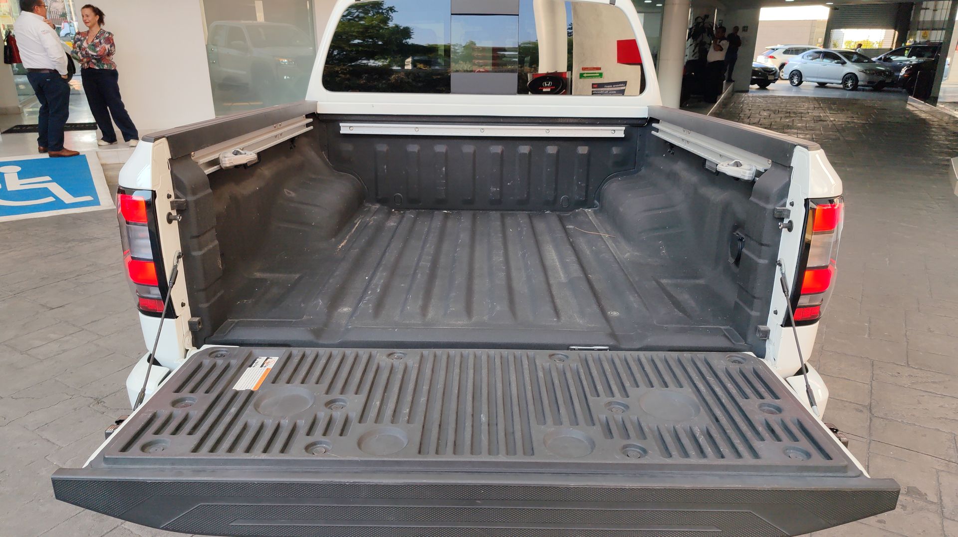 2024 Nissan FRONTIER V6 PRO-4X 24